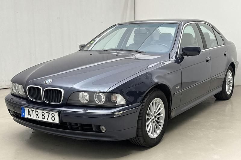 Mörkblå Begagnad 2002 BMW 530 Sedan | 59 000 kr - Bild 1/4