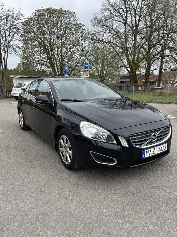 Svart Begagnad 2012 Volvo S60 Momentum Sedan | 99 500 kr (Marknadspris) - Bild 1/4