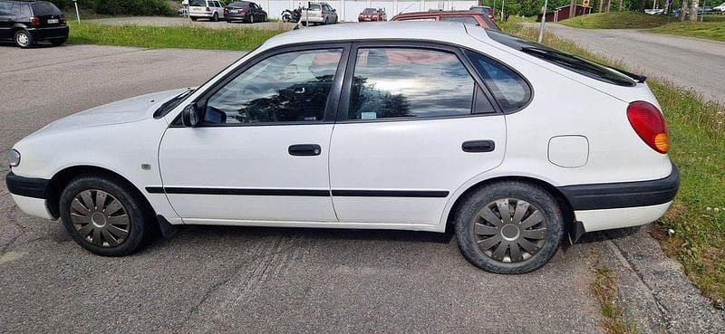 Vit Begagnad 2000 Toyota Corolla Halvkombi | 17 000 kr (Marknadspris) - Bild 1/4