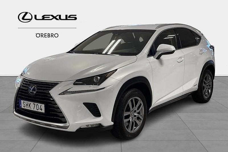 Vit Begagnad 2018 Lexus NX300h Executive Line SUV | 239 900 kr (Bra pris) - Bild 1/4