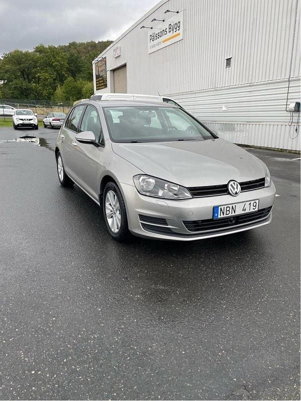 Silver Begagnad 2013 VW Golf VII Halvkombi | 74 000 kr (Bra pris) - Bild 1/4