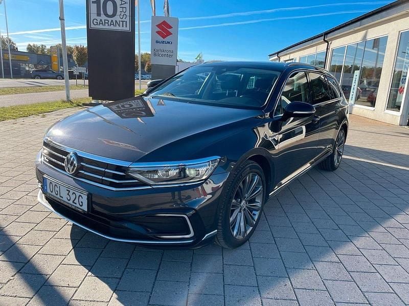 Mörkgrå (grå metallic) Begagnad 2020 VW Passat GTE Kombi | 208 000 kr (Marknadspris) - Bild 1/4