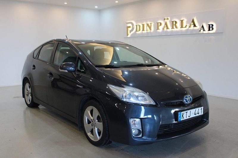 Mörkgrå (grå) Begagnad 2010 Toyota Prius Halvkombi | 84 900 kr (Marknadspris) - Bild 1/4