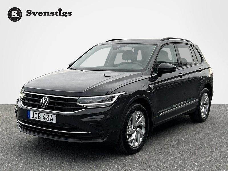 Grå Begagnad 2022 VW Tiguan SUV | 289 400 kr (Marknadspris) - Bild 1/4