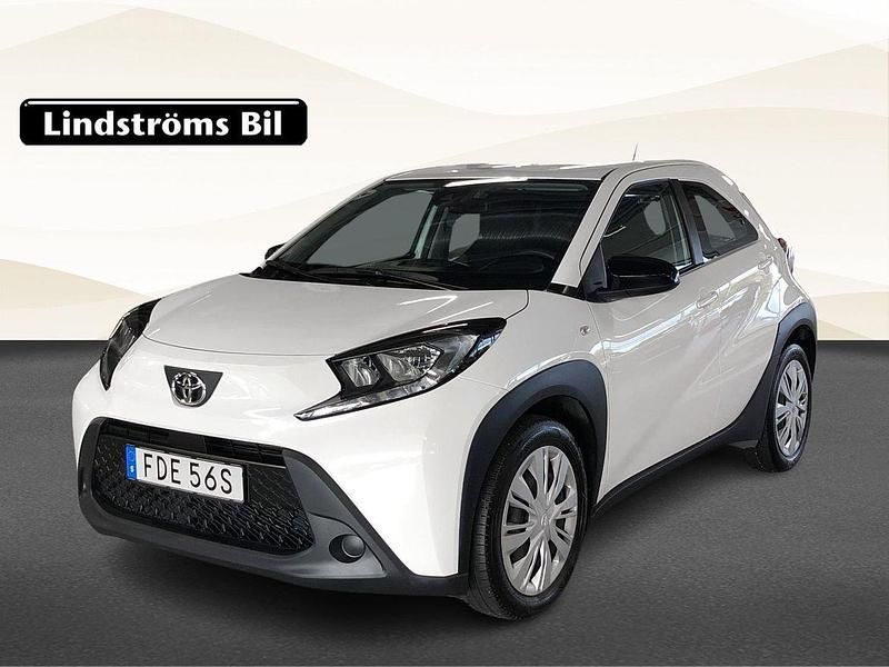 Vit Begagnad 2022 Toyota Aygo Play Halvkombi | 164 900 kr (Marknadspris) - Bild 1/3
