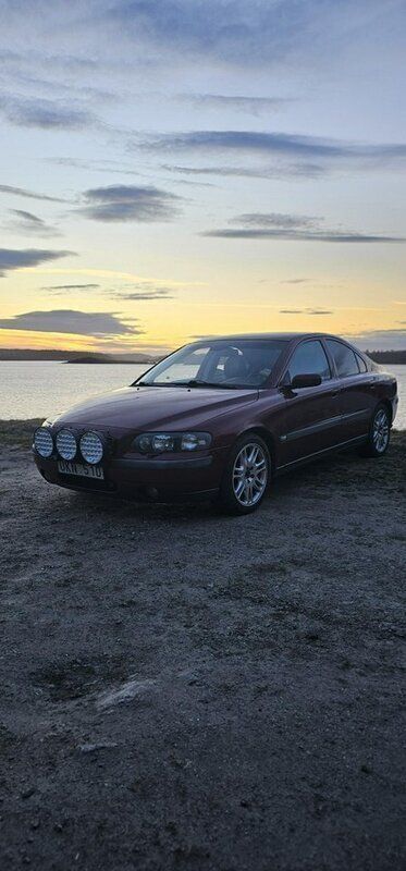 Röd Begagnad 2004 Volvo S60 Sedan | 10 000 kr (Superpris) - Bild 1/4