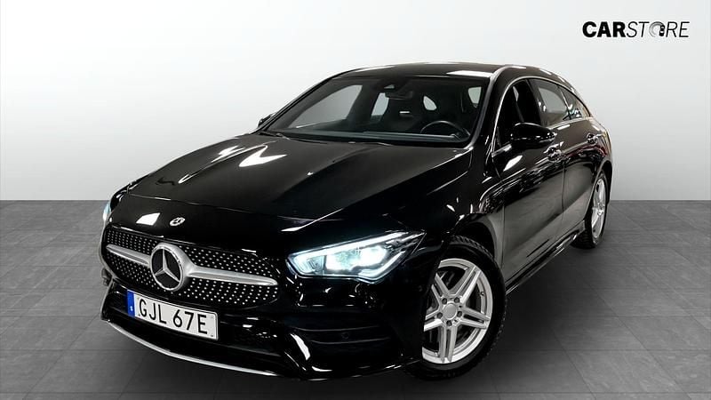 Svart Begagnad 2023 Mercedes CLA250e Shooting Brake AMG Kombi | 329 900 kr (Marknadspris) - Bild 1/4