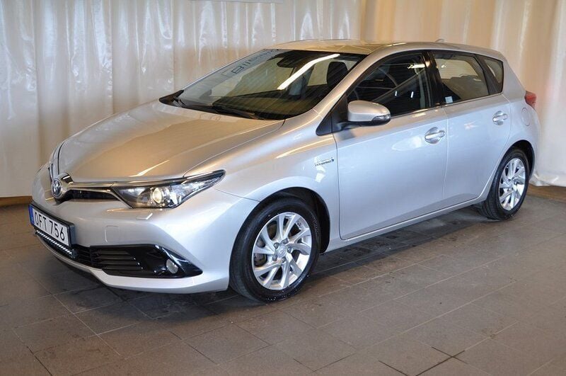 Silvermetallic Begagnad 2016 Toyota Auris Hybrid Active Halvkombi | 174 000 kr (Marknadspris) - Bild 1/4