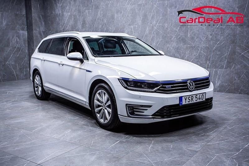 Vit Begagnad 2018 VW Passat GTE Kombi | 168 800 kr (Marknadspris) - Bild 1/4