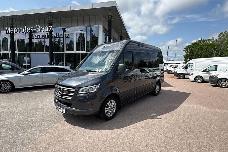Mörkgrå (grå) Begagnad 2022 Mercedes Sprinter Van | 679 000 kr (Marknadspris) - Bild 1/4