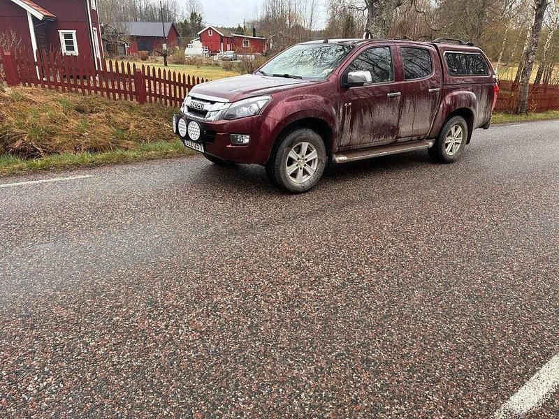 Röd Begagnad 2014 Isuzu D-Max Sedan | 187 500 kr (Lite dyr) - Bild 1/3