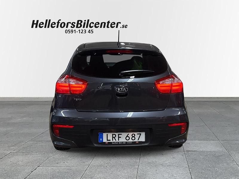 Begagnad Kia Rio Comfort 111 HK (81 kW) 2015 Grå Halvkombi
