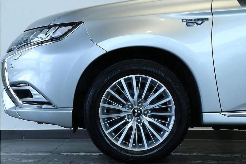 Begagnad Mitsubishi Outlander 224 HK (164 kW) 2020 Silver SUV