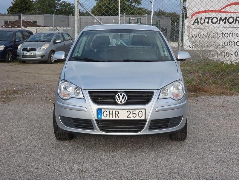 Silver Begagnad 2008 VW Polo Comfortline Halvkombi | 38 900 kr (Marknadspris) - Bild 1/4