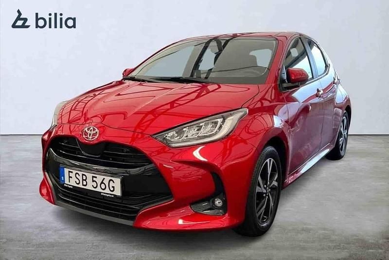 Röd Begagnad 2025 Toyota Yaris Hybrid Halvkombi | 279 900 kr - Bild 1/1