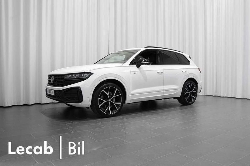 Vit (pure white) Begagnad 2025 VW Touareg R-line SUV | 829 500 kr (Marknadspris) - Bild 1/4