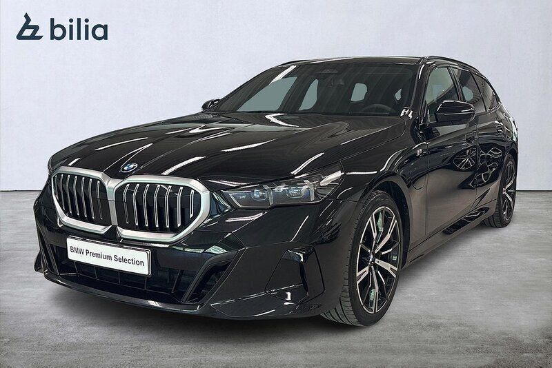 Svart Begagnad 2025 BMW 530e M Sport Kombi | 699 900 kr (Marknadspris) - Bild 1/4