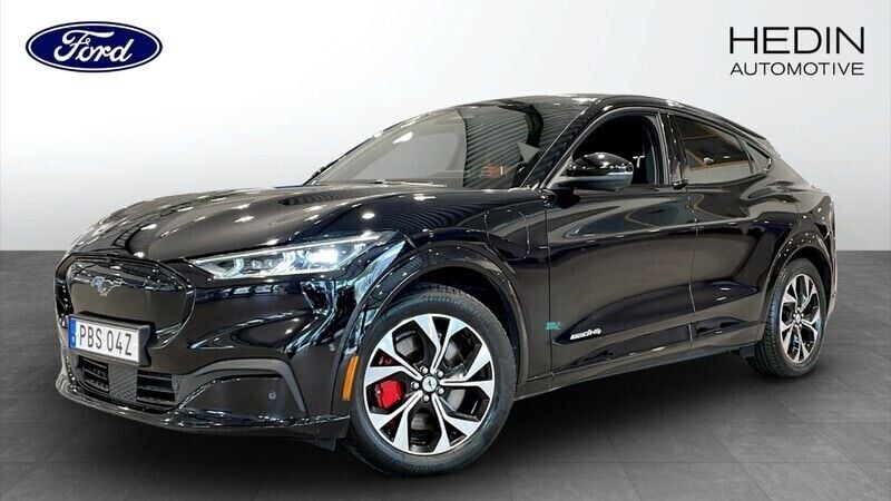 Svart (black) Begagnad 2021 Ford Mustang Mach-E SUV | 349 900 kr (Bra pris) - Bild 1/4