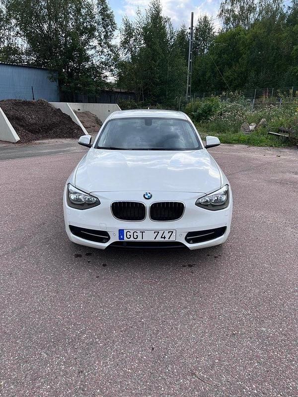 Vit Begagnad 2013 BMW 116 Sport Line Halvkombi | 155 000 kr (Marknadspris) - Bild 1/4