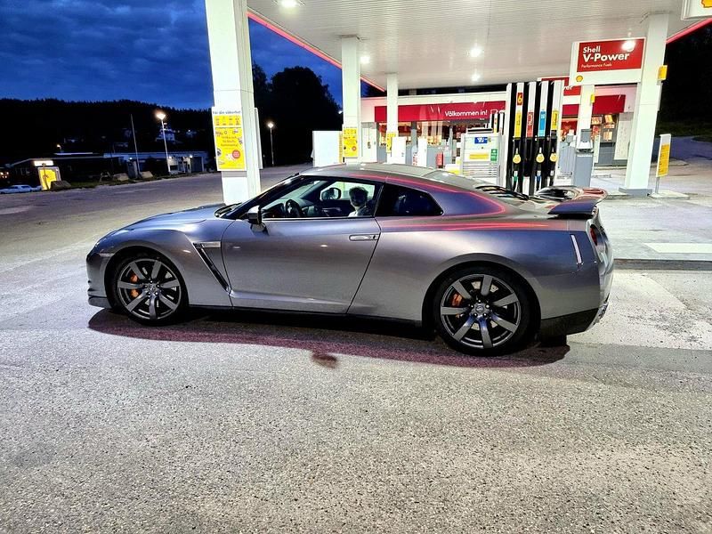 Grå Begagnad 2010 Nissan GT-R GT Sportkupé | 899 000 kr - Bild 1/4