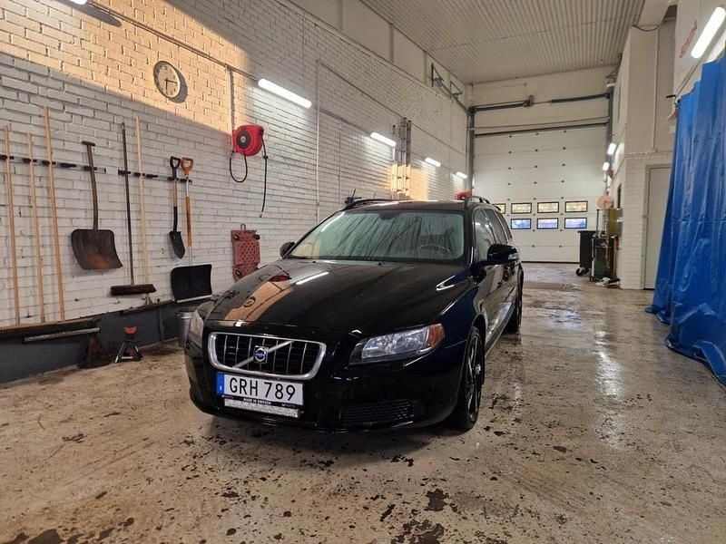 Svart Begagnad 2008 Volvo V70 Kombi | 35 000 kr (Lite dyr) - Bild 1/4