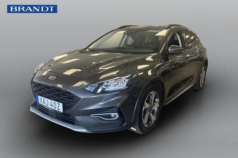 Grå Begagnad 2022 Ford Focus Active Halvkombi | 184 900 kr (Marknadspris) - Bild 1/4