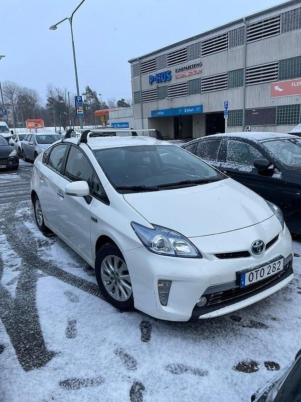 Begagnad Toyota Prius Plug-in Hybrid 136 HK (100 kW) 2014 Vit metallic Halvkombi