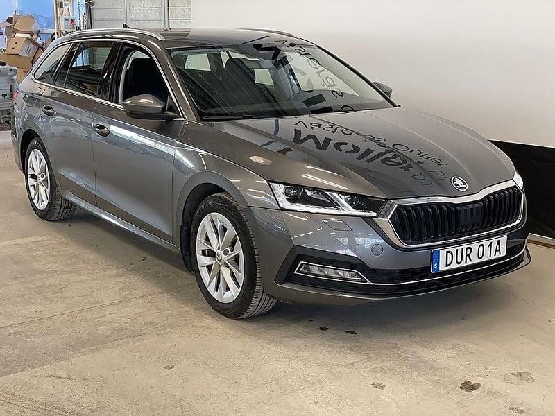 Grå Begagnad 2023 Skoda Octavia Kombi | 254 900 kr (Marknadspris) - Bild 1/3