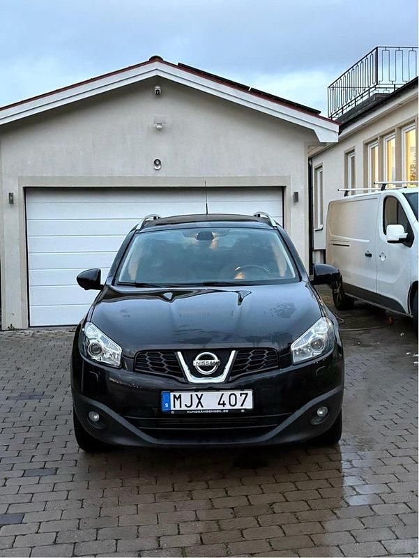 Svart Begagnad 2012 Nissan Qashqai +2 SUV | 65 000 kr (Marknadspris) - Bild 1/4