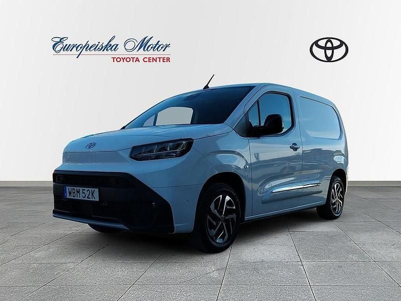 Vit Begagnad 2024 Toyota Proace City City Minibuss | 314 900 kr (Bra pris) - Bild 1/4