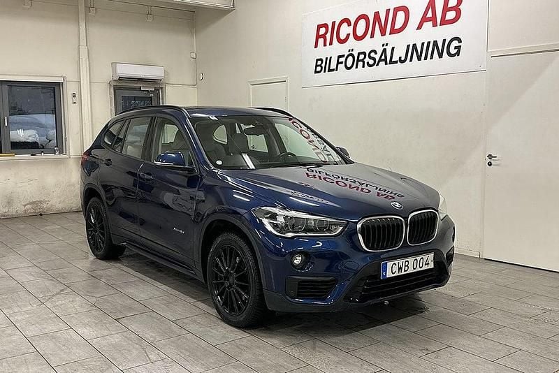 Blå Begagnad 2017 BMW X1 Sport Line SUV | 245 000 kr (Marknadspris) - Bild 1/4