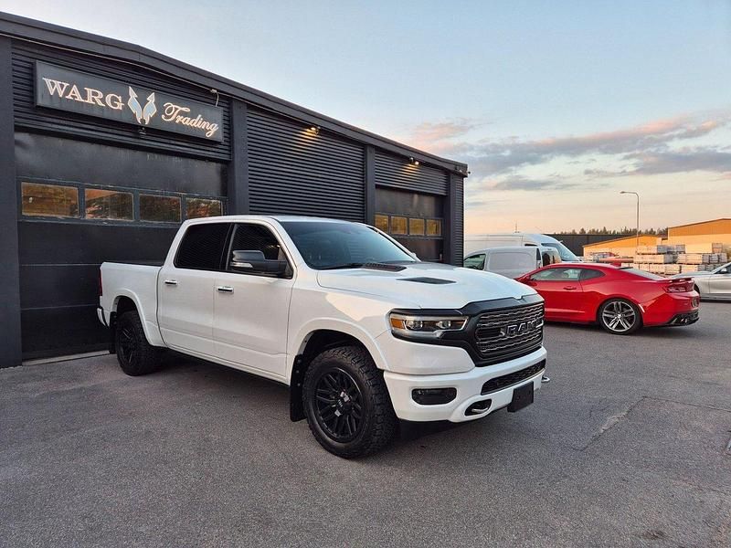 Vit Begagnad 2020 RAM 1500 Pickup | 799 000 kr - Bild 1/4