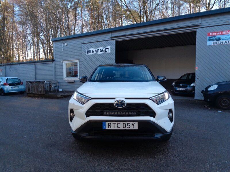 Vit Begagnad 2020 Toyota RAV4 Hybrid Active SUV | 194 000 kr - Bild 1/4
