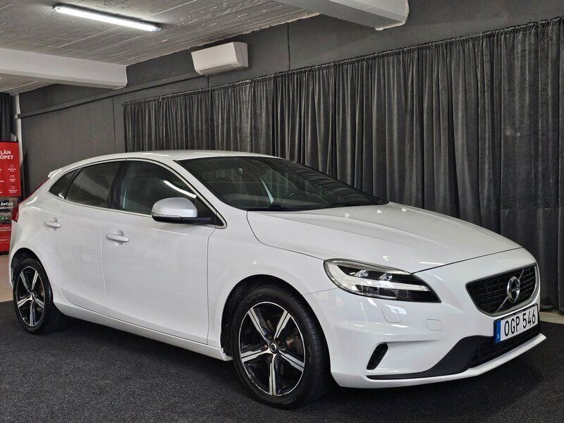 Vit Begagnad 2016 Volvo V40 R-Design Momentum Kombi | 184 900 kr (Marknadspris) - Bild 1/4