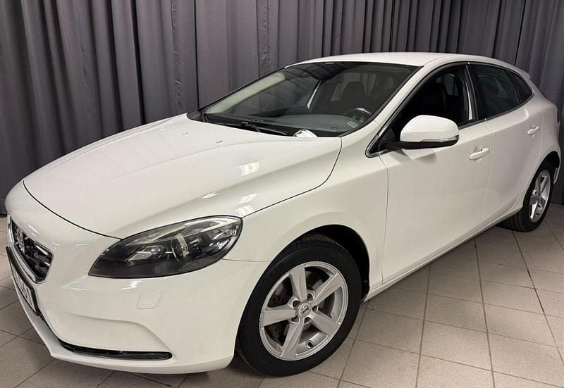 Vit Begagnad 2013 Volvo V40 Momentum Halvkombi | 129 900 kr (Marknadspris) - Bild 1/4