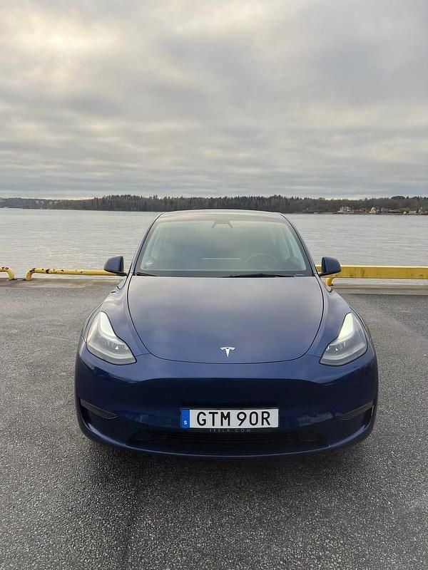Deep blue metallic (ppsb) Begagnad 2022 Tesla Model Y Long Range AWD SUV | 379 000 kr (Marknadspris) - Bild 1/4