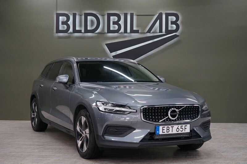 Grå Begagnad 2019 Volvo V60 CC Momentum Kombi | 289 900 kr (Marknadspris) - Bild 1/4
