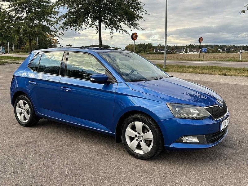 Blå Begagnad 2017 Skoda Fabia Style Halvkombi | 79 000 kr (Marknadspris) - Bild 1/4