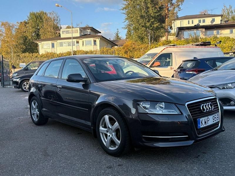 Grå Begagnad 2010 Audi A3 Sportback Halvkombi | 99 000 kr (Lite dyr) - Bild 1/4