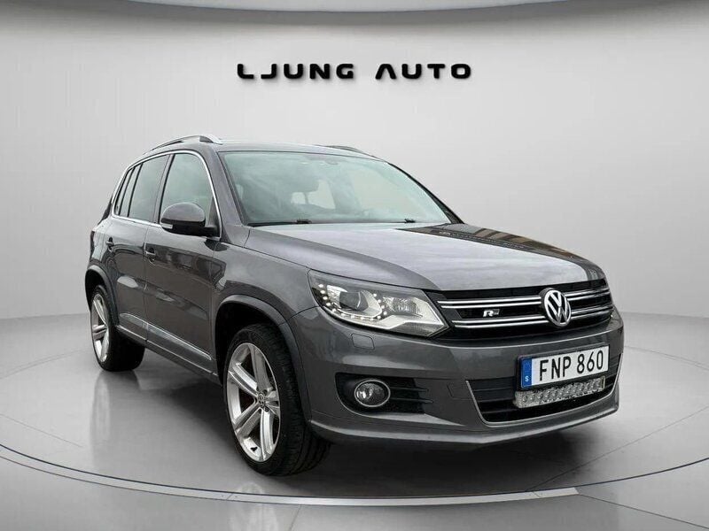 Mörkgrå (grå) Begagnad 2015 VW Tiguan Sportline SUV | 114 900 kr (Marknadspris) - Bild 1/4