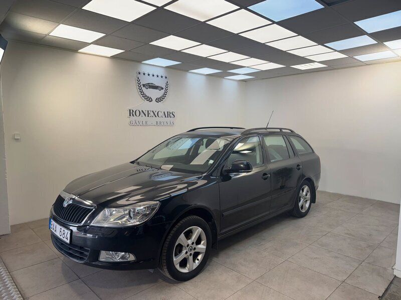 Svart Begagnad 2010 Skoda Octavia Elegance Kombi | 59 900 kr (Marknadspris) - Bild 1/4