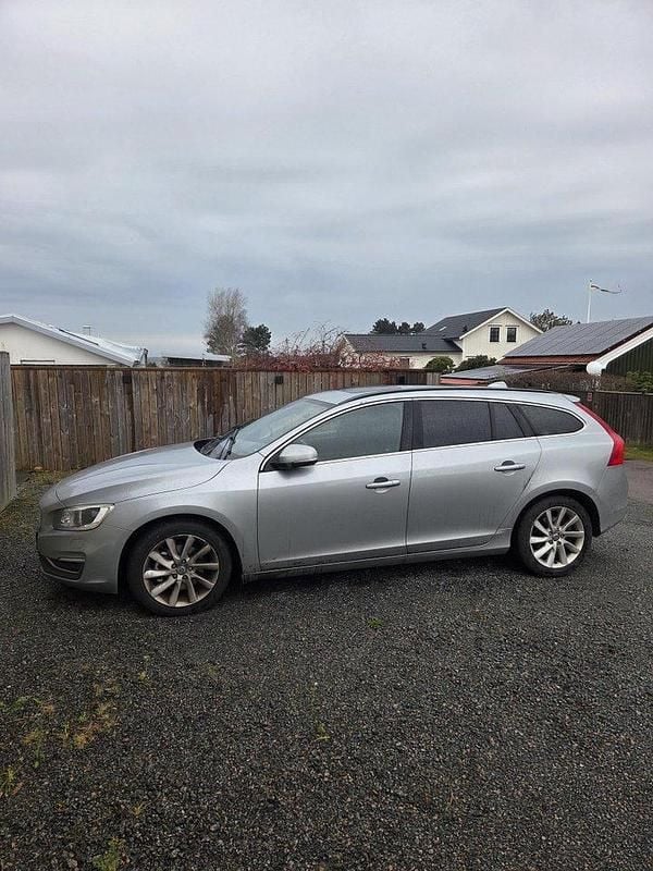 Silver Begagnad 2015 Volvo V60 Momentum Kombi | 79 000 kr (Superpris) - Bild 1/4