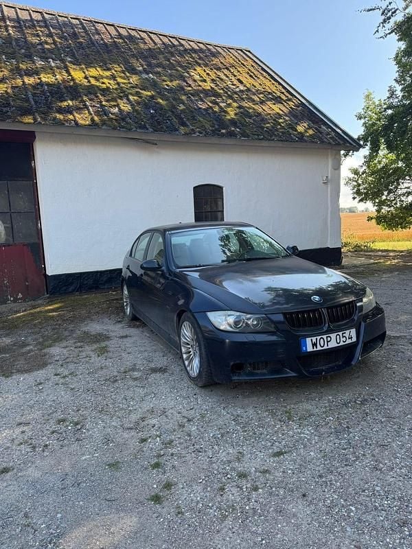 Begagnad BMW 325 218 HK (160 kW) 2005 Monacoblau Sedan