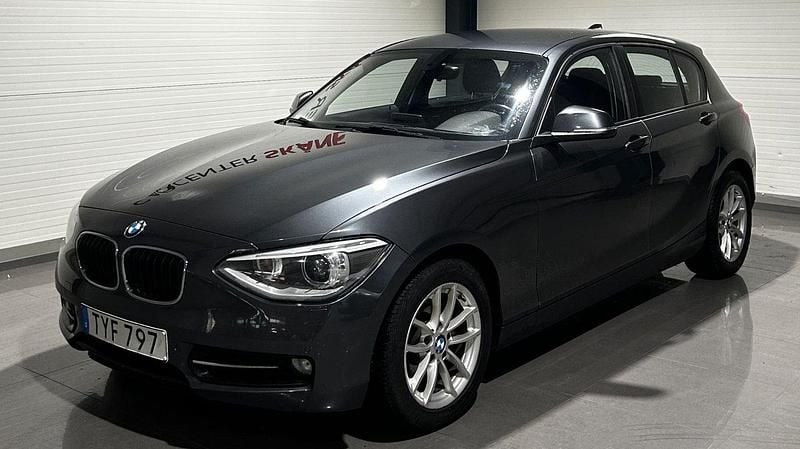 Grå Begagnad 2014 BMW 120 Sport Line Halvkombi | 124 900 kr (Bra pris) - Bild 1/4