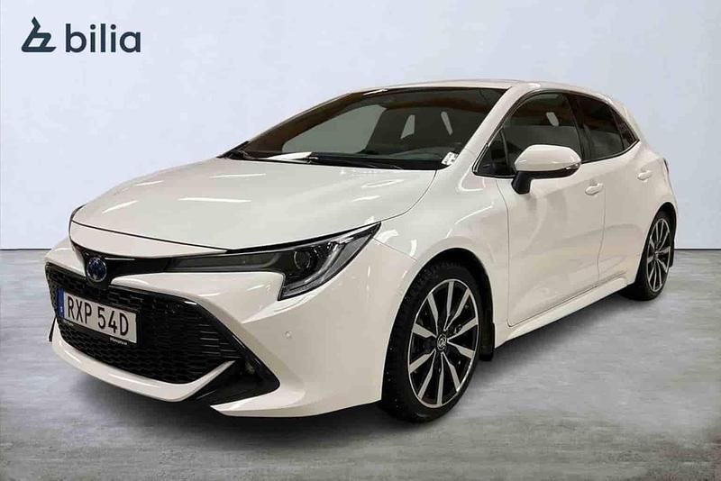 Vit Begagnad 2022 Toyota Corolla Hybrid Style Halvkombi | 253 000 kr (Marknadspris) - Bild 1/1