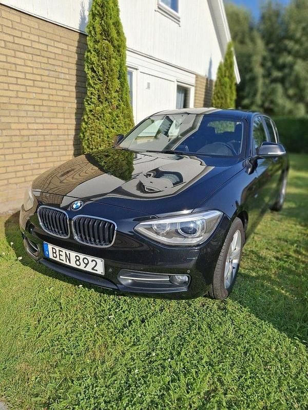 Svart Begagnad 2015 BMW 116 Sport Line Halvkombi | 119 900 kr - Bild 1/4