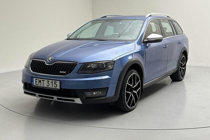 Blå Begagnad 2015 Skoda Octavia Scout Kombi | 132 000 kr - Bild 1/4