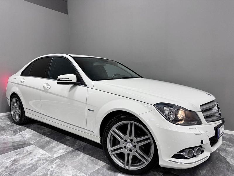 Vit Begagnad 2011 Mercedes C180 Sedan | 99 900 kr (Marknadspris) - Bild 1/4
