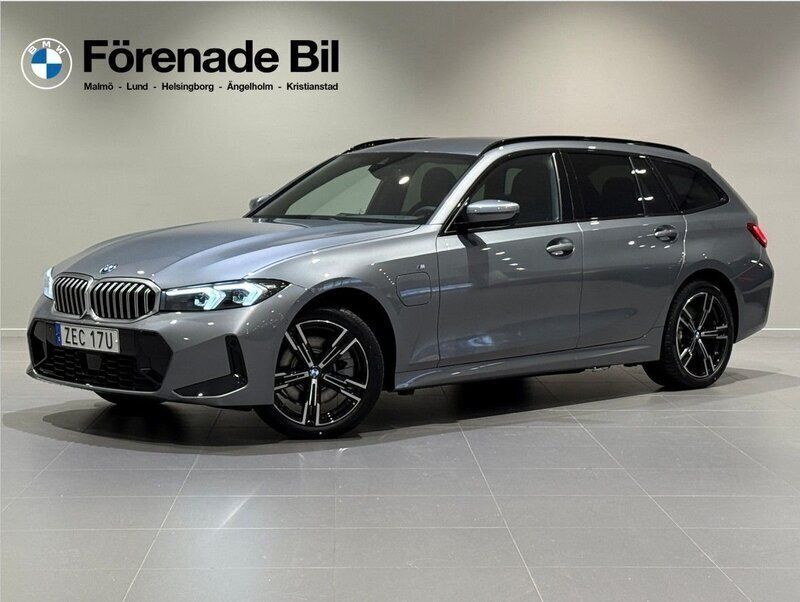 Grå Ny 2025 BMW 330e M Sport Kombi | 618 700 kr (Marknadspris) - Bild 1/4