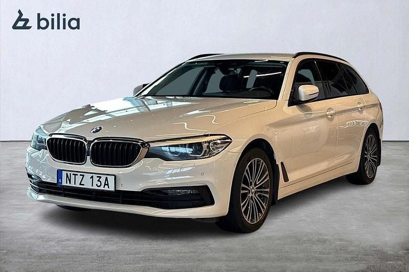 Vit Begagnad 2020 BMW 520 Sport Line Kombi | 259 900 kr (Superpris) - Bild 1/4